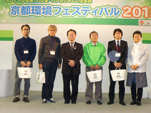 入賞者記念写真（右から３人目が林理事長）